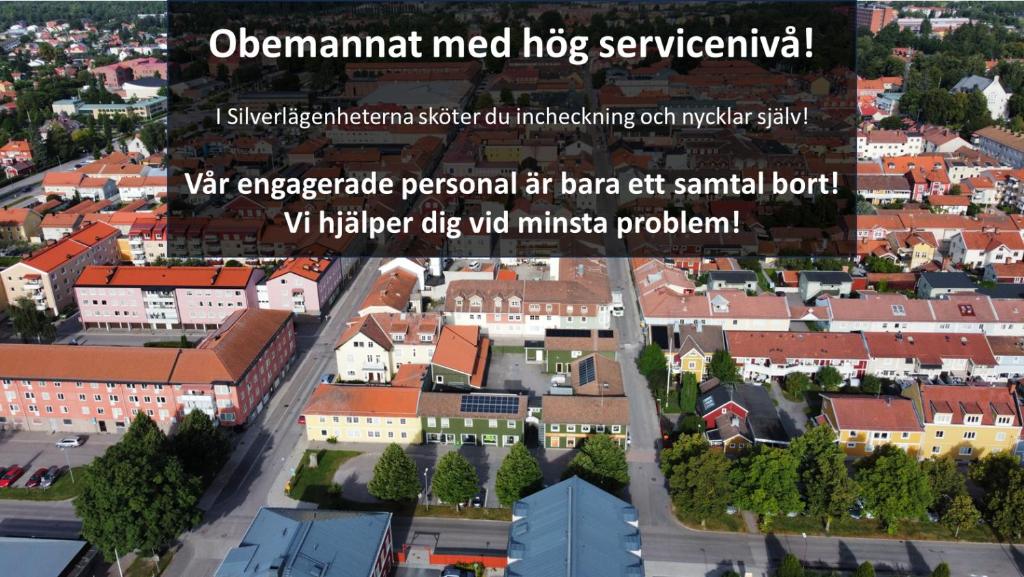 una panoramica della città con edifici di Silverlägenheterna a Sala