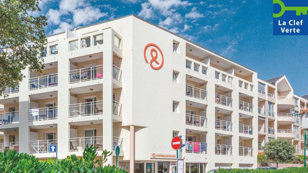 Budova, kde se aparthotel nachází