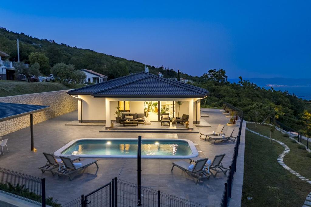een villa met een zwembad en een huis bij Villa Mantis by Briskva in Martina