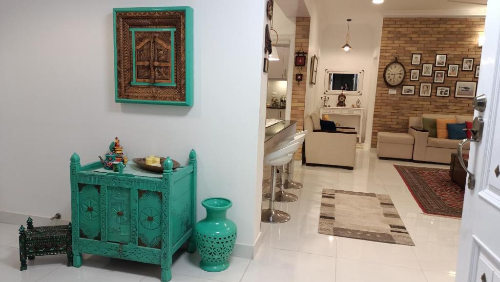 een kamer met een groene kast en een woonkamer bij Home sweet home in Abbottābād