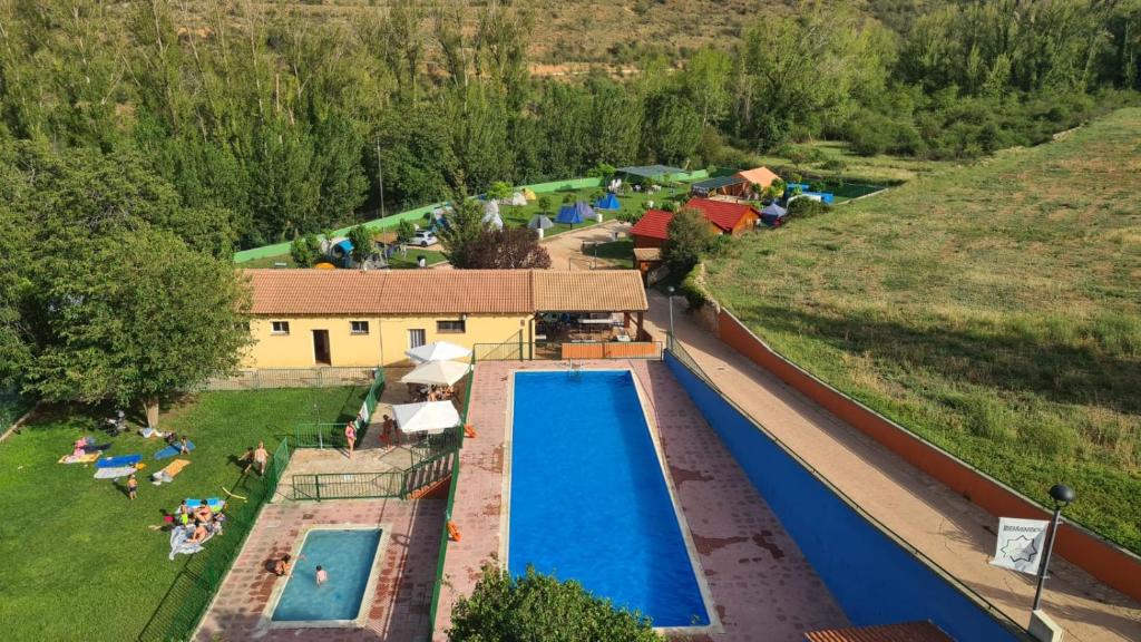 una vista dall'alto di una piscina in un resort di Camping Las Aguas 