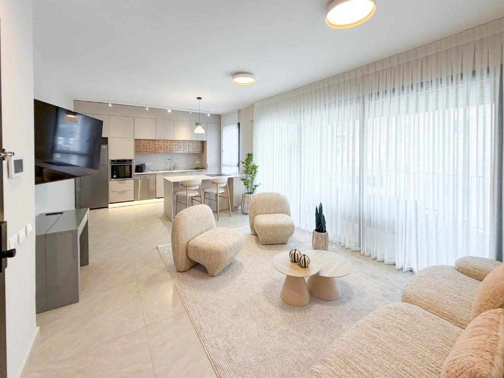 Køkken eller tekøkken på MAMAD Brand New with Terrace next to Park by FeelHome