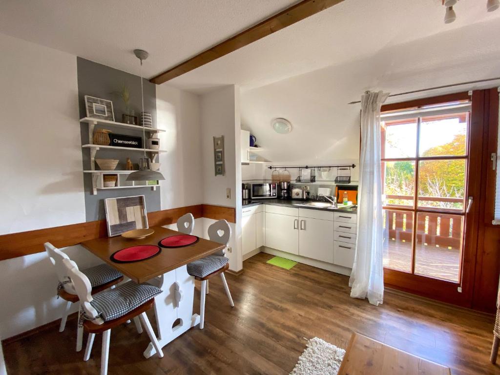 Nhà bếp/bếp nhỏ tại Ferienwohnung ChiemseeBlick