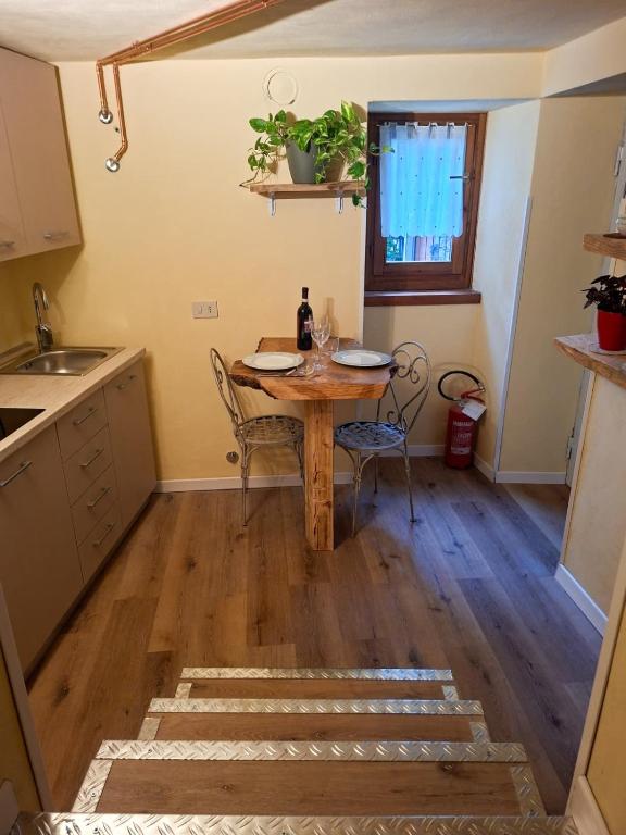 a kitchen with a table and chairs and a window at Casa del Borgo in Bellano