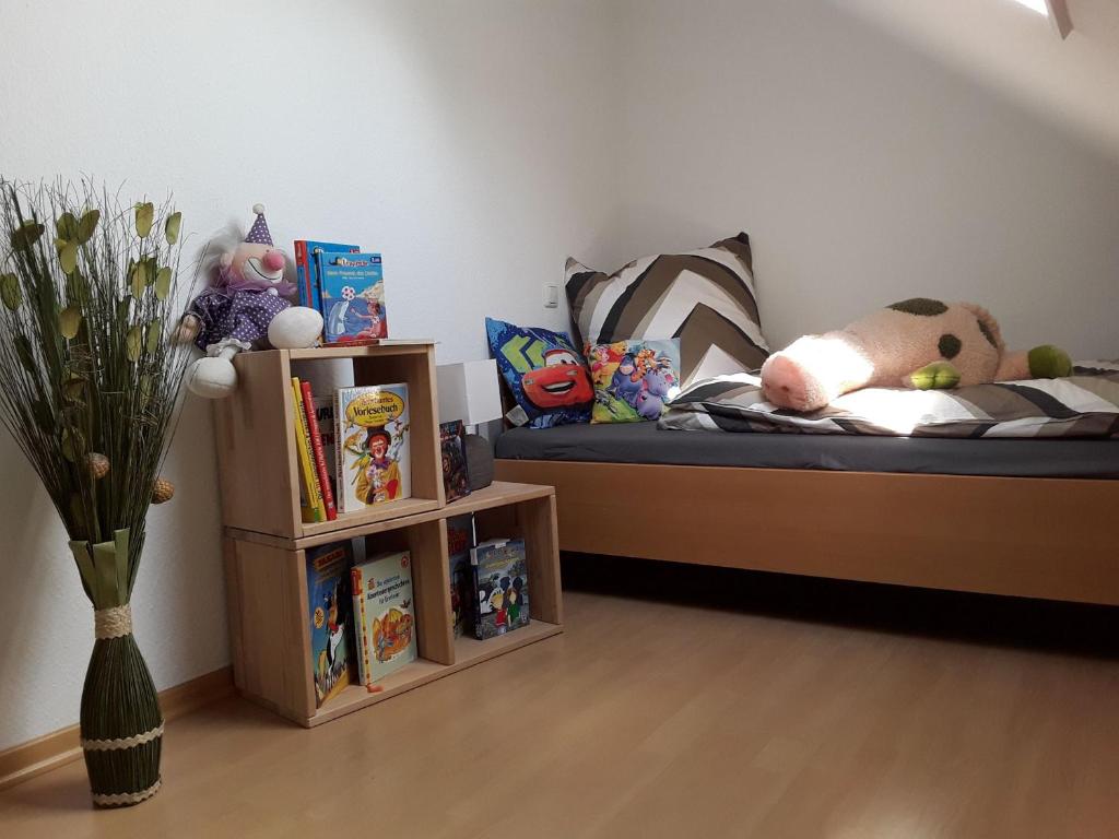 een slaapkamer met een bed en een boekenplank bij Ferienwohnung Frischkorn in Steinau an der Straße