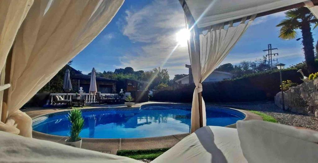 Swimmingpoolen hos eller tæt på Villa en Torrelodones