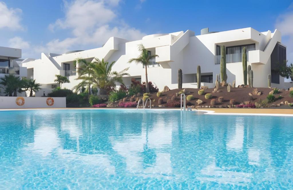 een zwembad voor een villa bij Casa Mila in Lajares