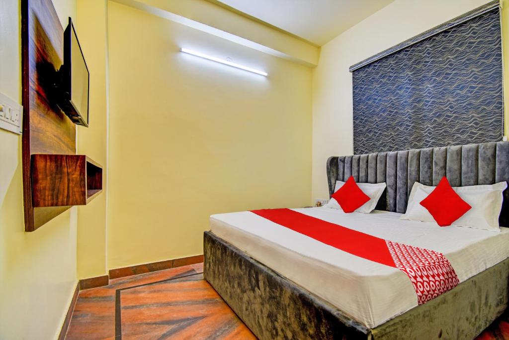 Hotel O White Hut - Housity