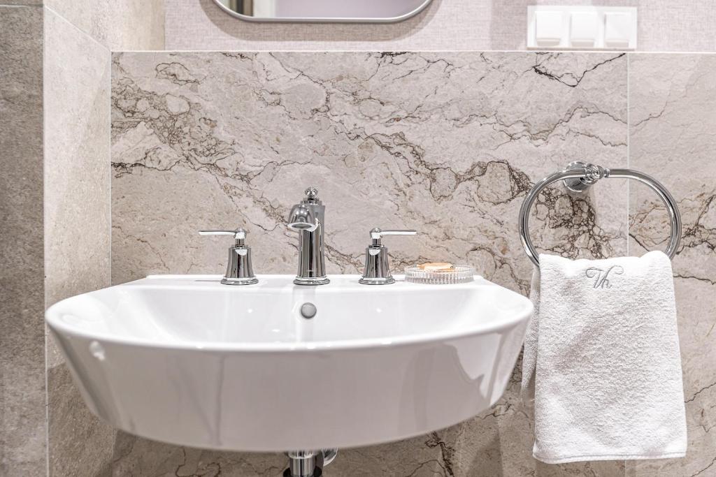 Venetian House Market Square Aparthotel - 11