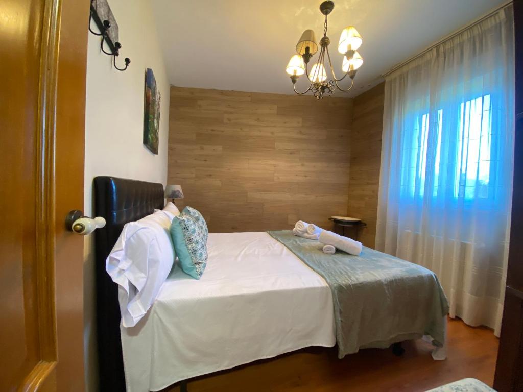 ein Schlafzimmer mit einem Bett mit zwei Stofftieren darauf in der Unterkunft Casa Rosiña in Campo Lameiro