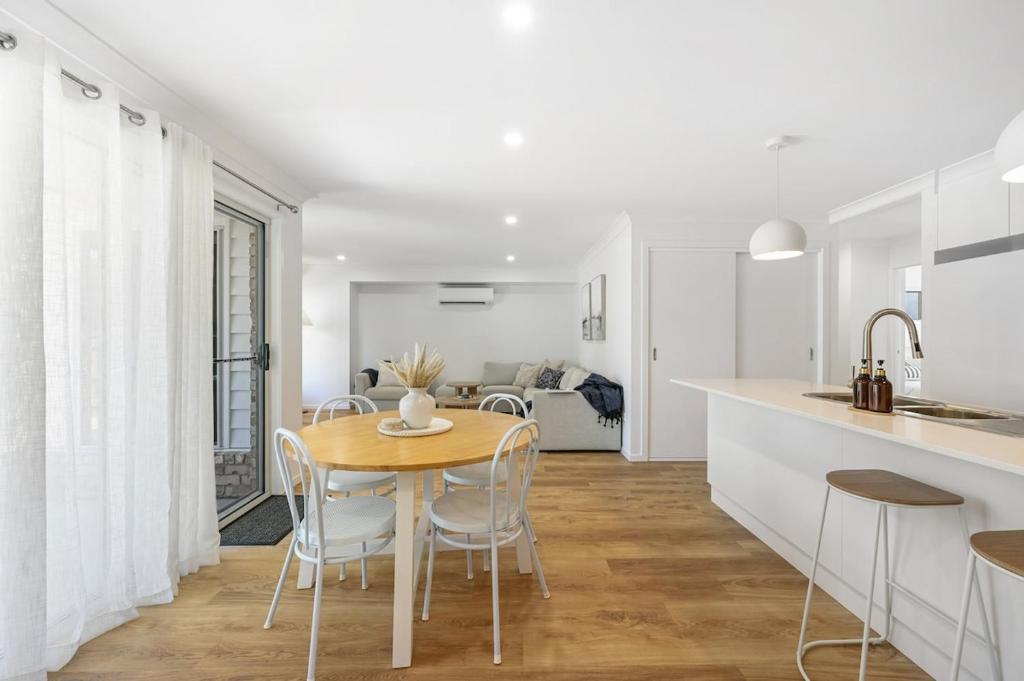 Køkken eller tekøkken på Two Queen BR - Modern & Moments from the city!