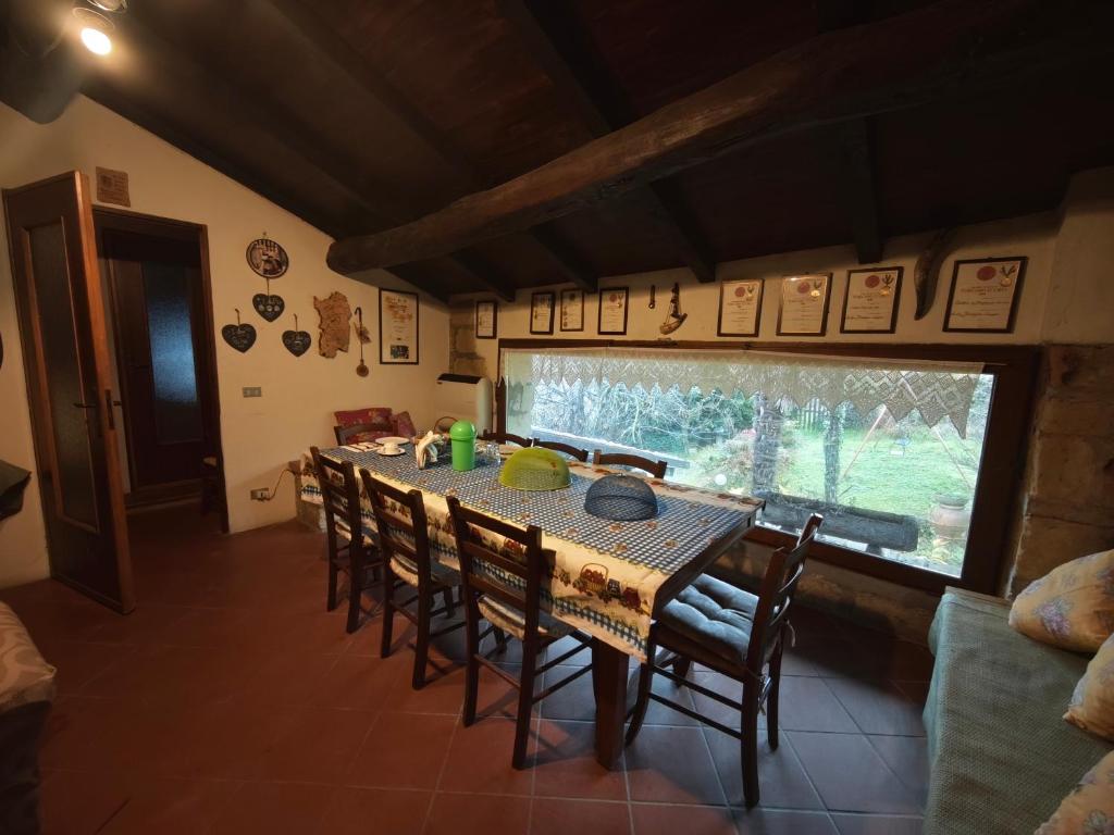 a dining room with a table and chairs and a window at Cascina Montalbano in Rosignano Monferrato