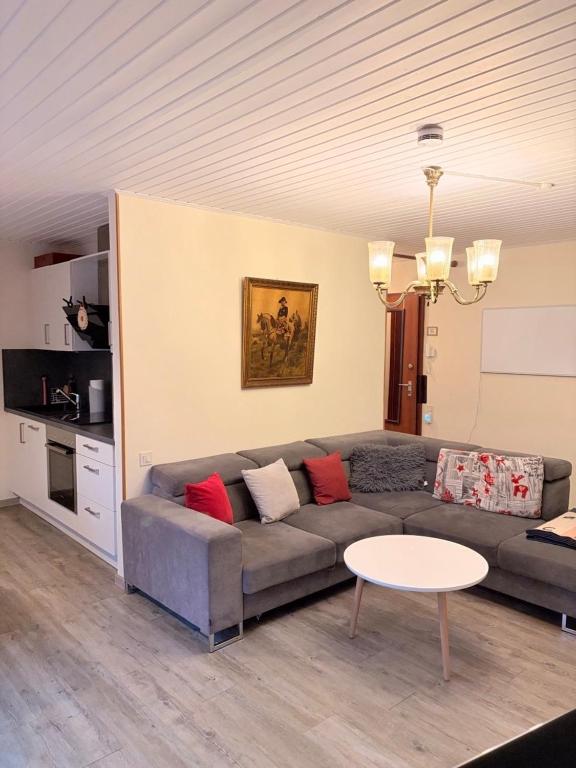 un soggiorno con un divano e un tavolo di Ferienwohnung Schöntal 1 a Ludwigswinkel