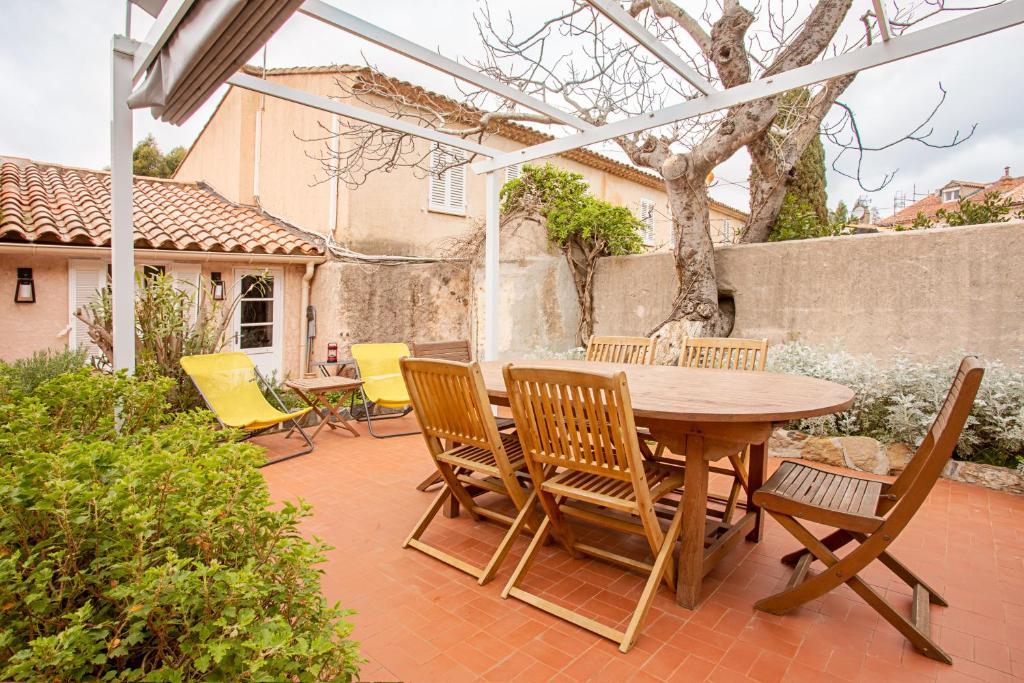 En terrasse eller udendørsområde på La Maison et son jardin clos