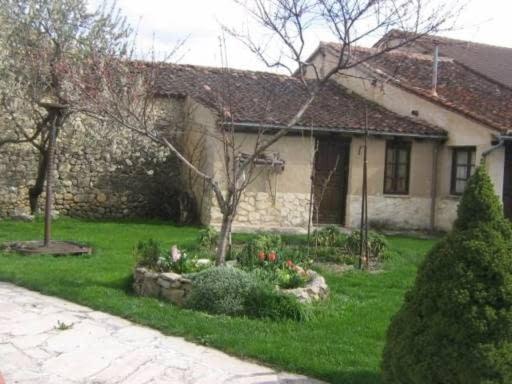 een huis met een tuin ervoor bij Casa del Herrador I in Carrascal del Río