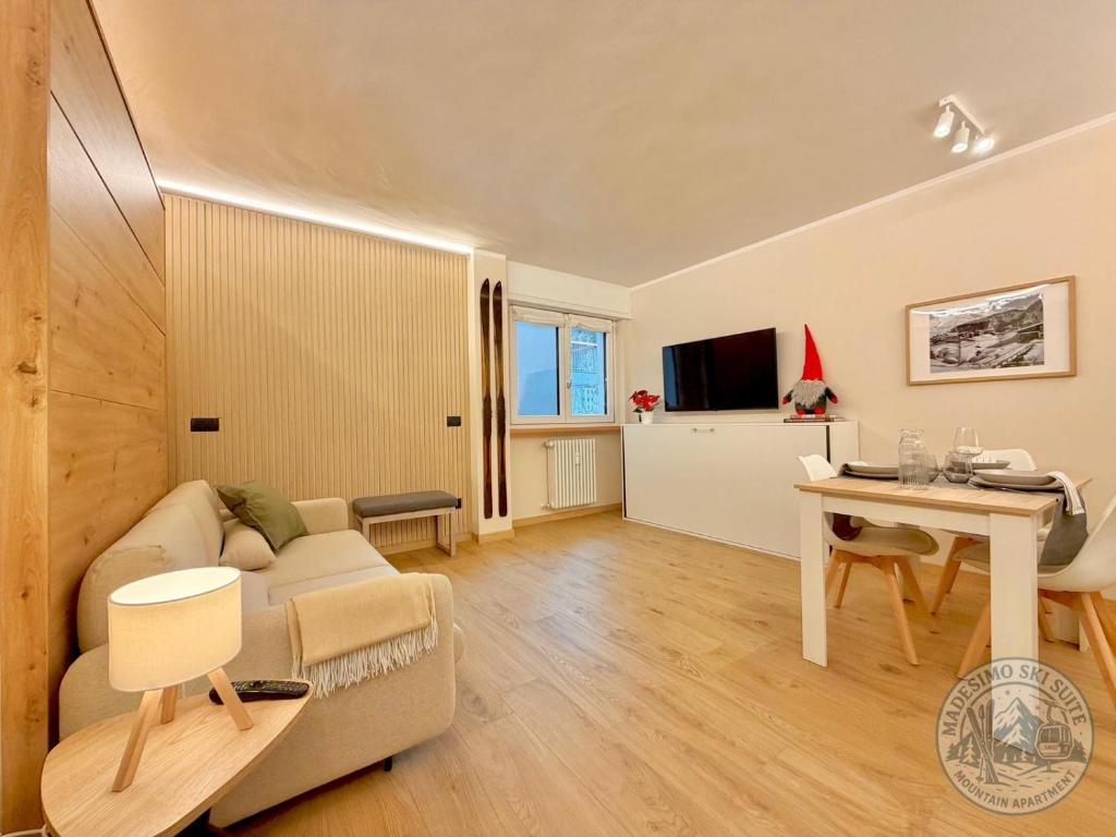 TV a/nebo společenská místnost v ubytování Madesimo Ski Suite