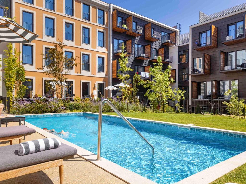 a swimming pool in front of a building at Mercure Porto Centro Aliados in Porto