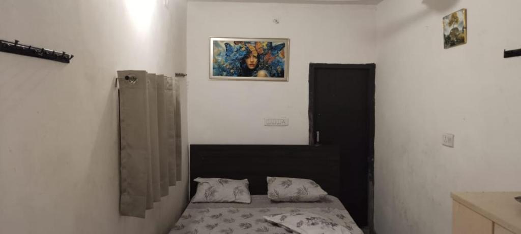 En eller flere senge i et værelse på RR Paying Guest