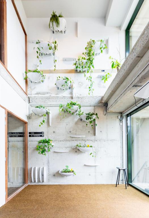 a room with plants on the wall at De Groene Afslag Kunsthotel in Bussum