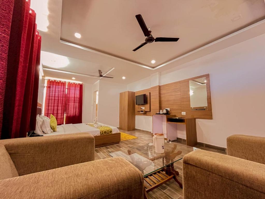 TV a/nebo společenská místnost v ubytování Marina Group of hotel hill view -cricket stadium 9 km-Mcleodganj 2 km- Bhagsunag 4