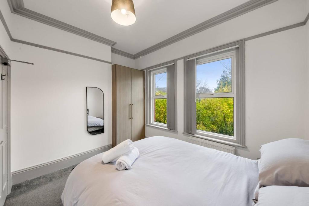 Giường trong phòng chung tại Heart of Reading Hideaway 3BR | Parking