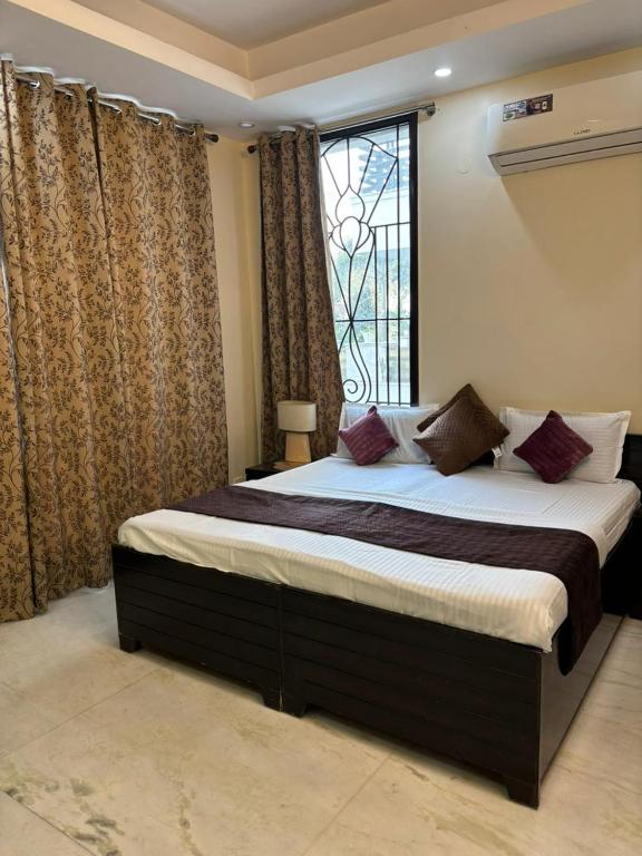 Postel nebo postele na pokoji v ubytování sarla residency