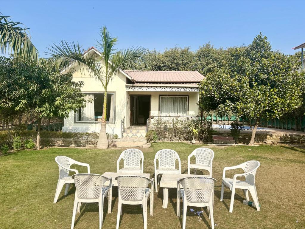 En have udenfor 2BHK Farmhouse with Pool & Garden - Noida Best Farm BBQ, Bonfire, BYOB, Private Party, Music System, Pet Friendly