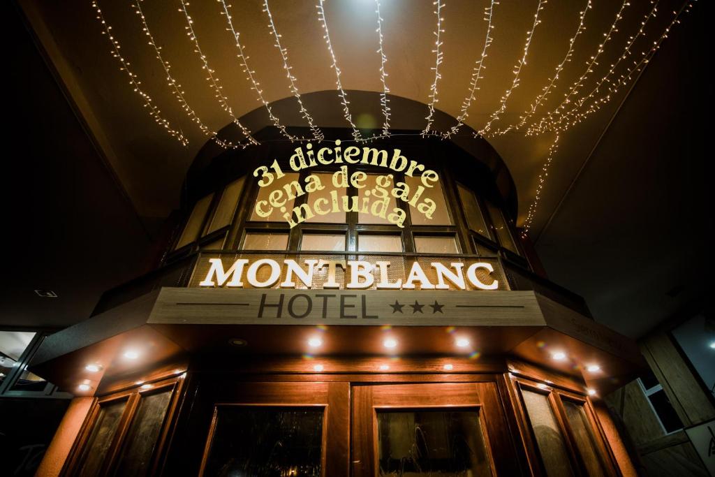 una señal para un hotel mont blanc en la parte superior de un edificio en Mont Blanc, en Sierra Nevada