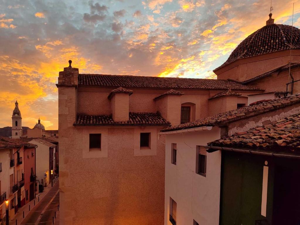 - une vue sur un bâtiment avec un coucher de soleil en arrière-plan dans l'établissement Casa Rosetta Boutique, à Xàtiva