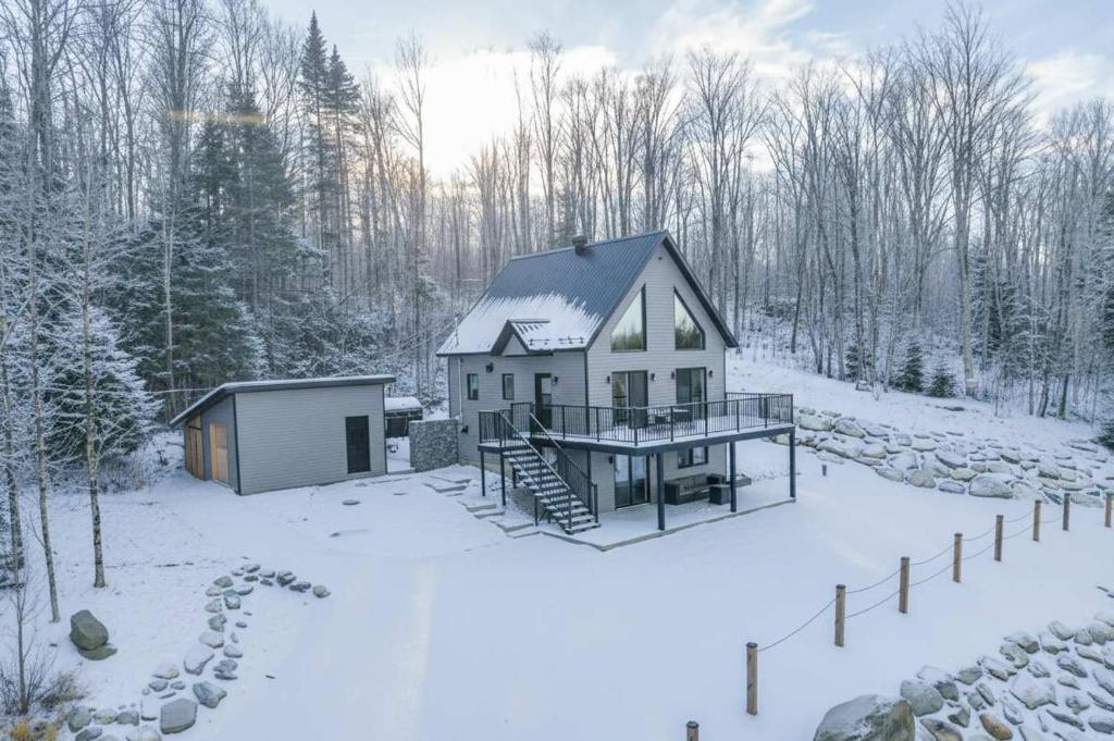 una vista aerea di una casa nella neve di Lake and Pool table - The Dorchester a Saint-Prosper