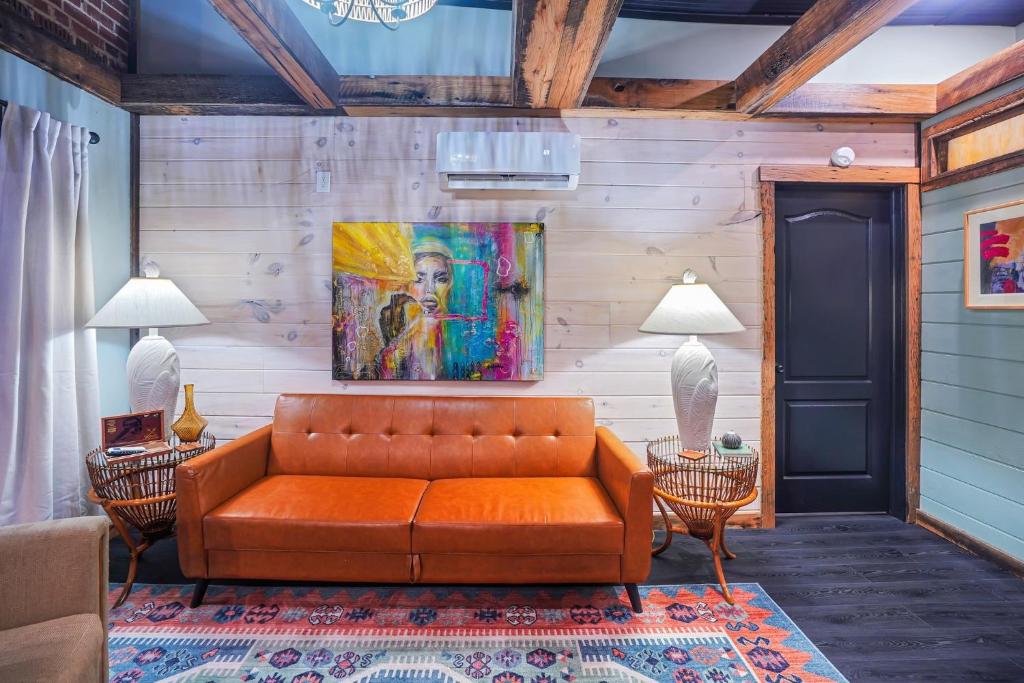 een woonkamer met een bank en een schilderij aan de muur bij Stylish Retro Stay, Columbia House Unit D apts in Somerset