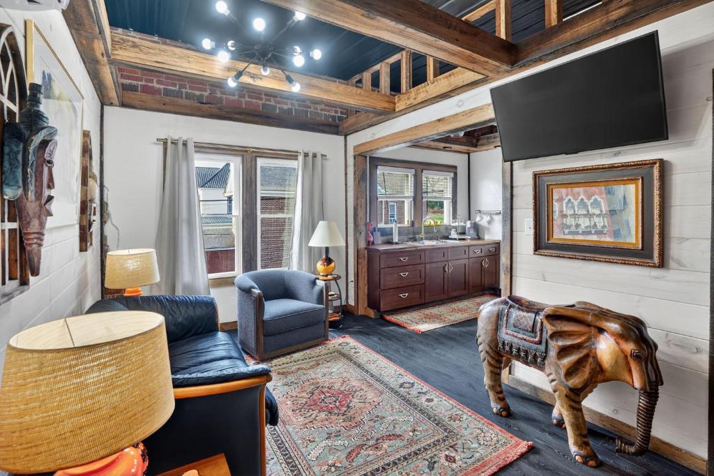 Khu vực ghế ngồi tại Mid Century Escape, Columbia House Unit C apts