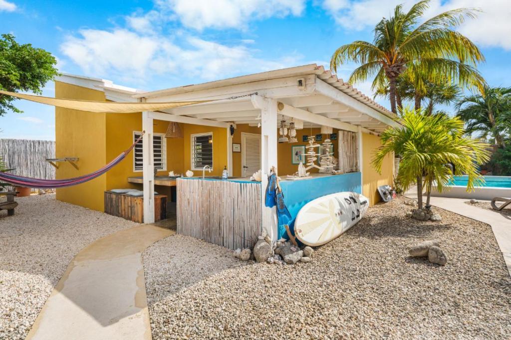 een huis met een surfplank ervoor bij Barefoot Bonaire in Kralendijk