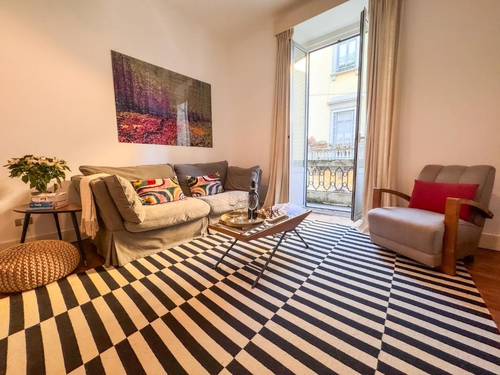 Brera Elegant Apartment Steps from Duomo, Montenapoleone, Design & Fashion Week