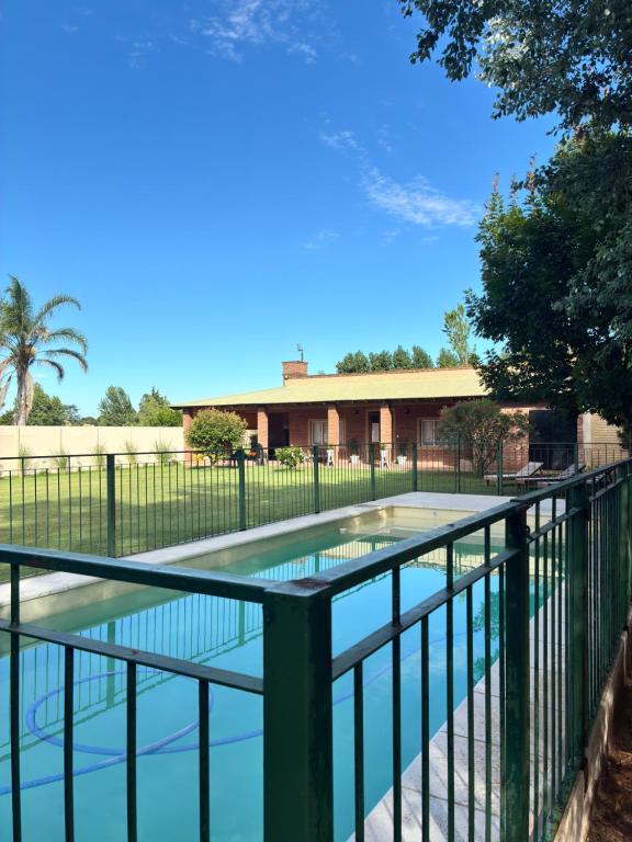ein Schwimmbad mit einem Zaun um ihn herum in der Unterkunft Rincón del roble in Veinticinco de Mayo