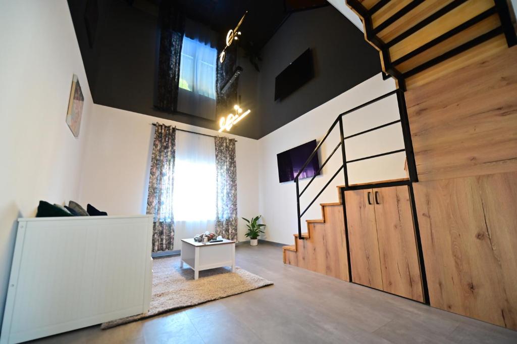 un soggiorno con una scala con porte in legno di FLH - Vila Dominik a Sibiu