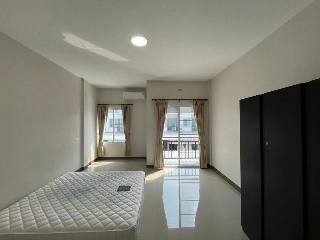 Postel nebo postele na pokoji v ubytování ทาวน์โฮมทรัพย์มาลีโครงการ9ลำพูน