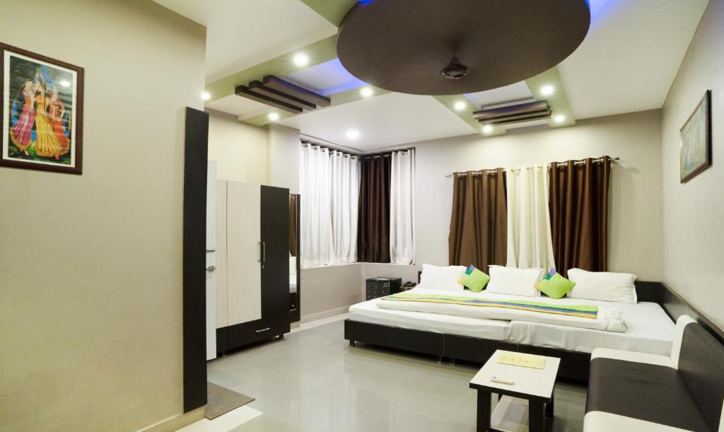 Un dormitorio con una cama grande en una habitación. en Hotel Raj Garden , Pushkar, en Pushkar