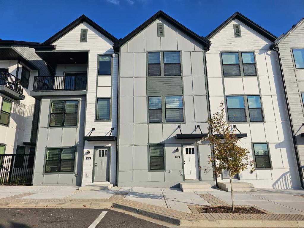 un grande condominio bianco con porte bianche di LaVilla, Downtown Jacksonville, FL a Jacksonville