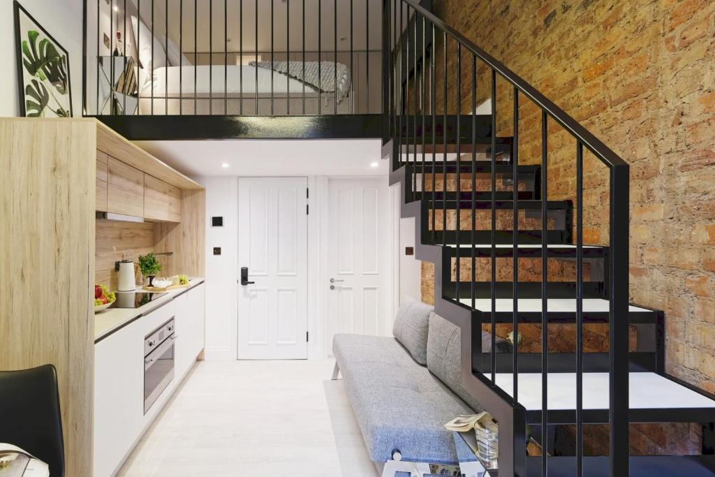 Curated visual reference: Fresh Look at Lovely Mezzanine Loft Classy Balcony At Nottinghil Londres Precios