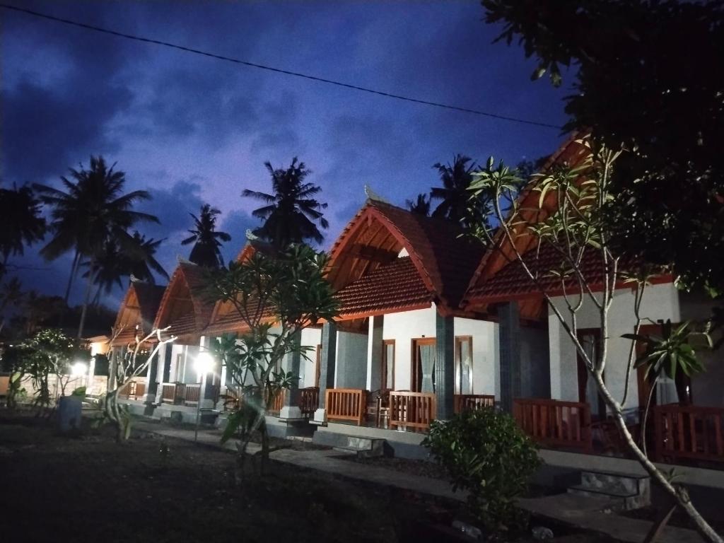 ein Haus in der Nacht mit eingeschaltetem Licht in der Unterkunft Santhi Laba Bungalow in Nusa Penida