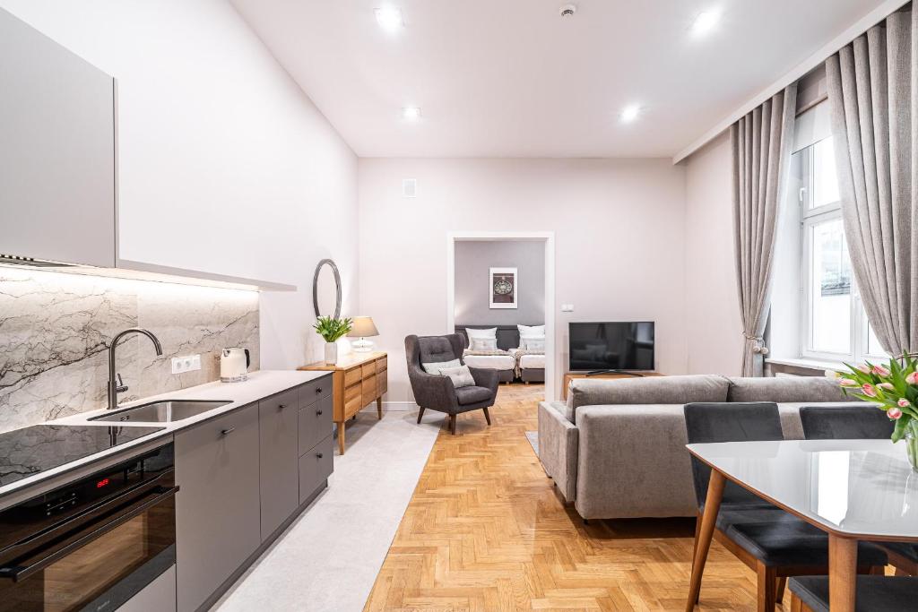 Venetian House Market Square Aparthotel - 