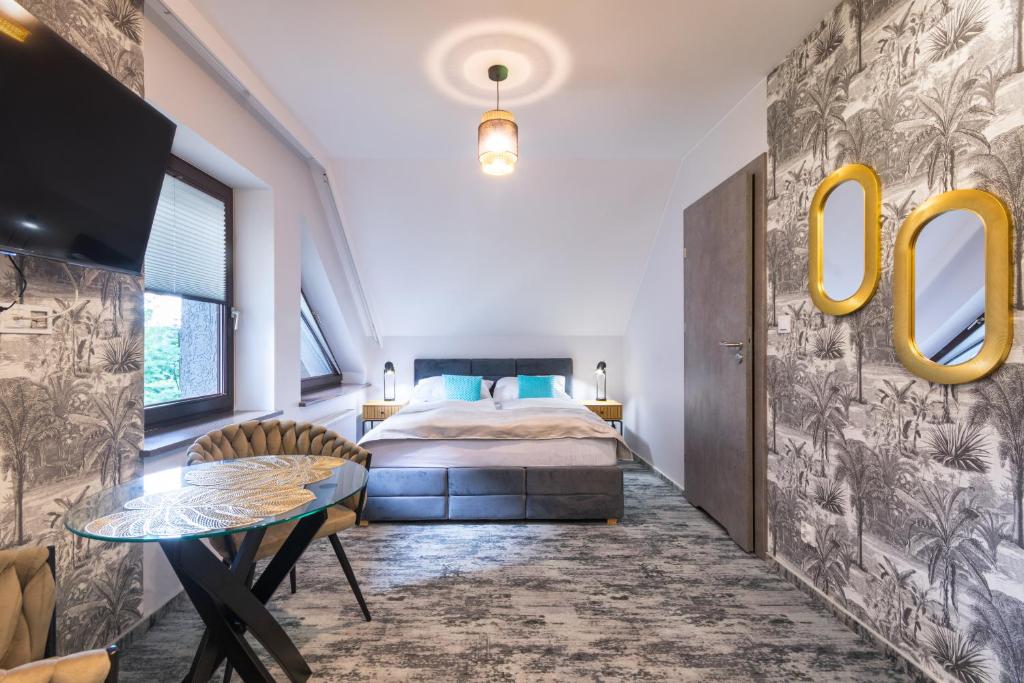 ein Hotelzimmer mit einem Bett und einem Tisch in der Unterkunft Apartamenty Sarnia 6A in Karpacz