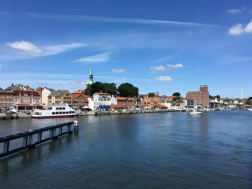 una vista di un fiume con una città e barche di Ferienanlage Kappeln-Kopperby 2 a Kopperby