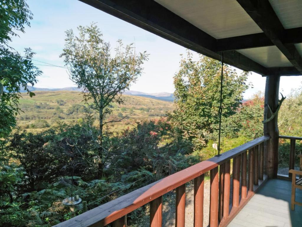 una vista dal balcone di una cabina con vista sulle montagne di Glenkens Lodge a Dalry