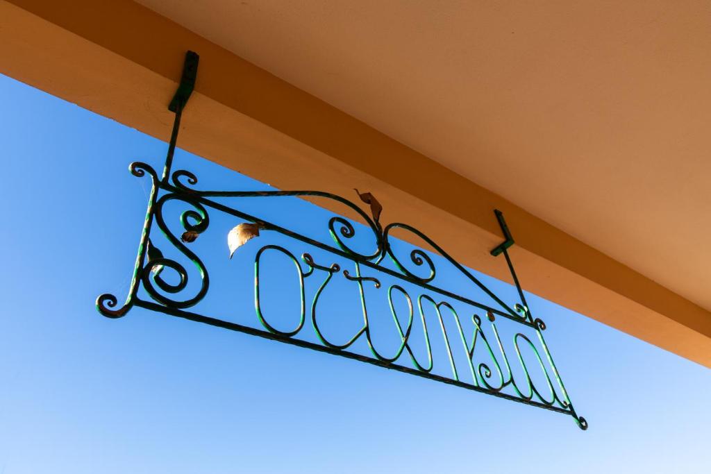 een smeedijzeren kroonluchter aan een plafond bij affittacamere S'Ortensia in Mamoiada