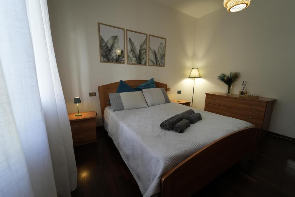 a bedroom with a bed with a teddy bear on it at Casa Delfina in Quinto di Treviso