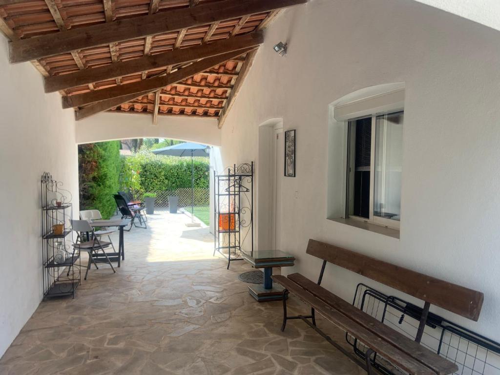 une pièce avec un patio avec une table et des bancs dans l'établissement Studio indépendant chez Pascale, à Saint-Clément-de-Rivière