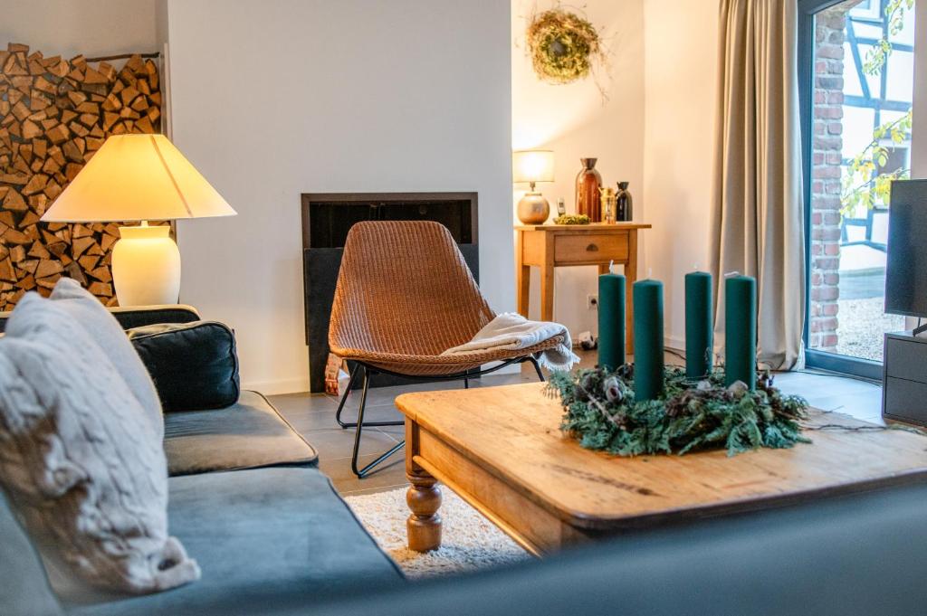 een woonkamer met een bank en een tafel bij HofZeit 1 in Mechernich