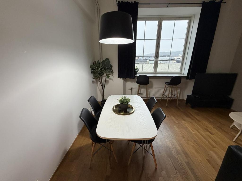 ein Esszimmer mit einem weißen Tisch und Stühlen in der Unterkunft Moderne og møblert 2-roms leilighet i hjertet av Oslo in Oslo